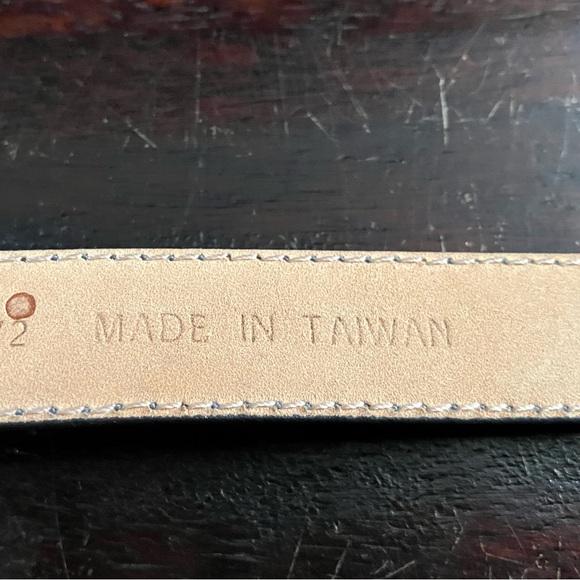 Liz Claiborne gray smooth leather belt with gold tone logo buckle - Picture 4 of 7